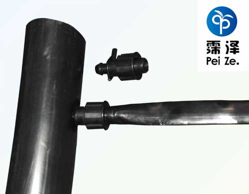 滴灌带与PE管链接